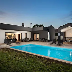 Villa Nora With Heated Pool, Marčana